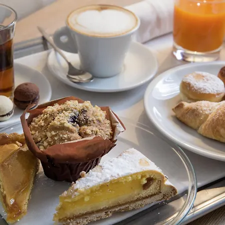 Ξενοδοχείο De La 4*