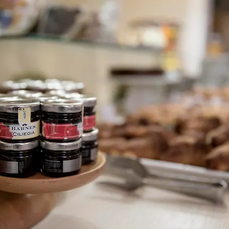 Ξενοδοχείο De La 4*