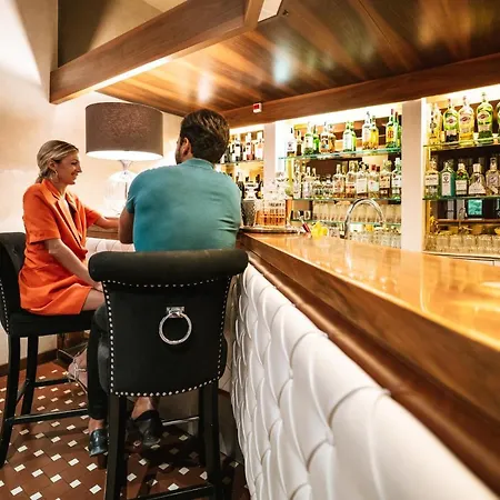 Ξενοδοχείο De La 4*