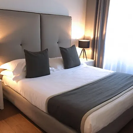 De La Ξενοδοχείο 4*