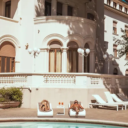 De La Ξενοδοχείο 4*