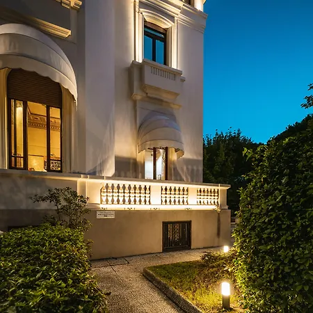 De La Ξενοδοχείο 4*