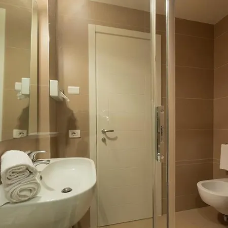 Otel De La 4*